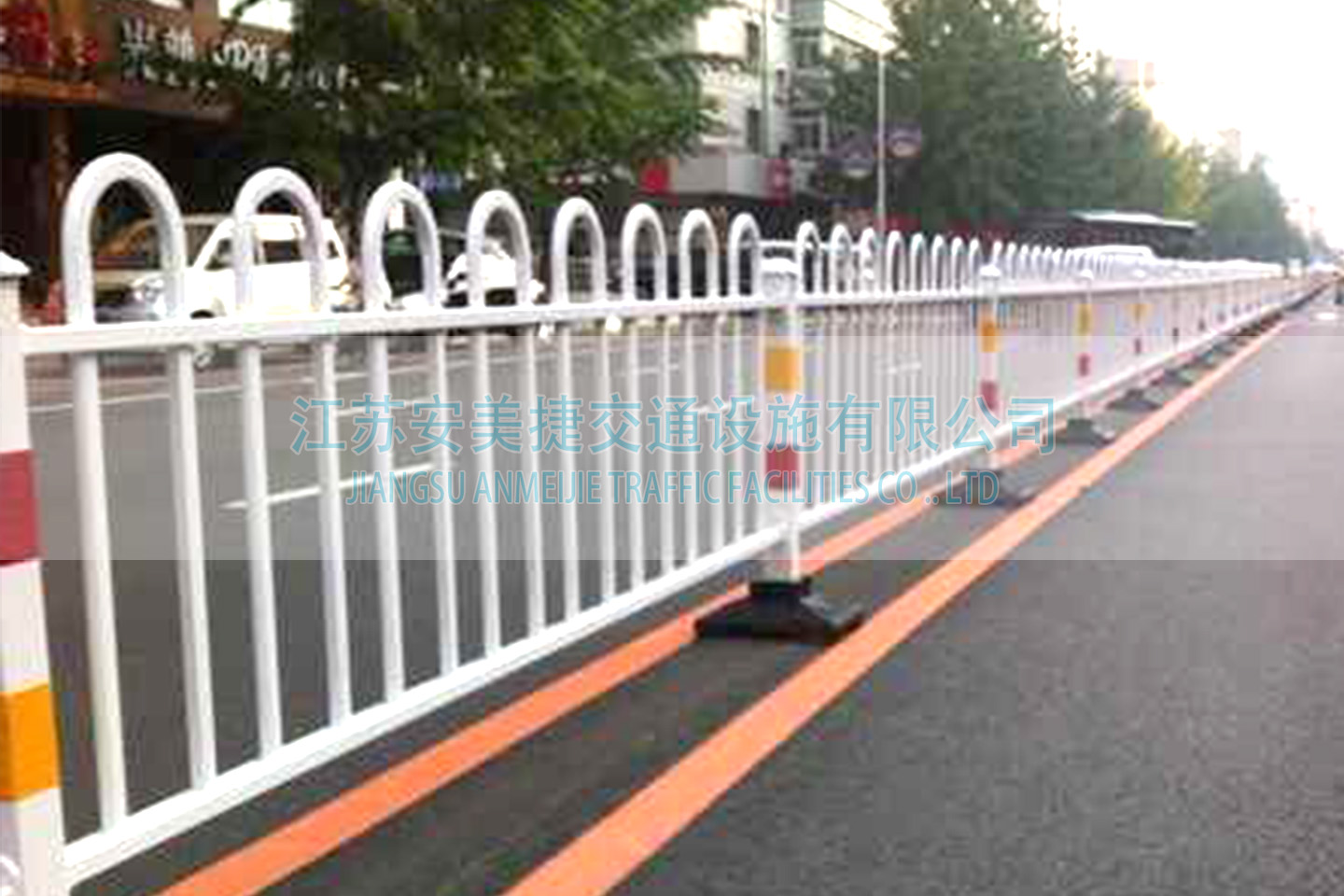 長(zhǎng)治市安裝30000米道路隔離護(hù)欄工程